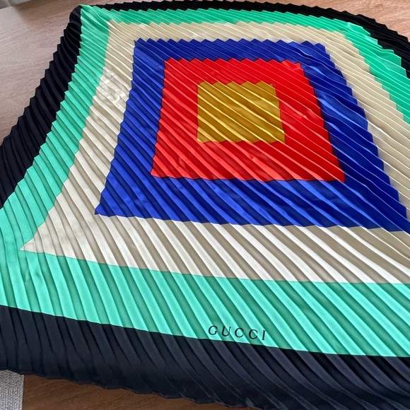 Gucci pleated silk scarf - Picture 3 of 10